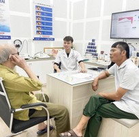 1 Dù đôi mắt không còn sáng rõ, bác vẫn muốn đôi tai mình được lắng nghe trọn vẹn