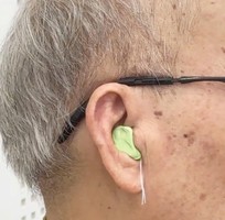 3 Dù đôi mắt không còn sáng rõ, bác vẫn muốn đôi tai mình được lắng nghe trọn vẹn