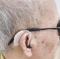 4 Dù đôi mắt không còn sáng rõ, bác vẫn muốn đôi tai mình được lắng nghe trọn vẹn