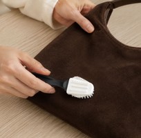 Vì sao da lộn dễ bám dầu mỡ