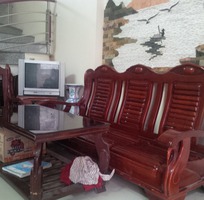 Dọn dẹp nhà cửa bán bộ bàn ghế gỗ và cái tivi cũ