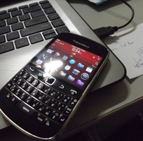 2 Blackberry 9930 máy đẹp, pin trâu