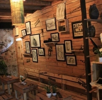 Trang trí quán cafe, góc làm việc, nhà cửa bằng tranh đồng hồ và kệ gỗ treo tường