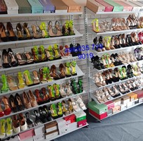 3 Sản xuất, cung cấp các mẫu tủ kệ trưng bày giày dép tại Tp.HCM