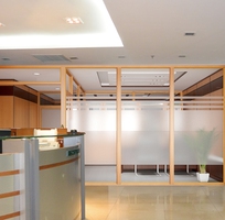 Vách ngăn gỗ kính nâng tầm đẳng cấp cho không gian văn phòng