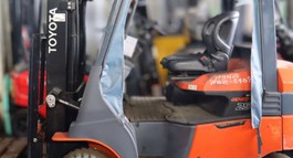 VÌ SAO XE NÂNG ĐIỆN REACH TRUCK LÀ LỰA CHỌN TỐI ƯU CHO KHO ĐÔNG LẠNH