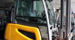 THAY BÁNH PU XE NÂNG ĐIỆN ĐỨNG LÁI GIÁ TỐT TẠI BÌNH DƯƠNG.