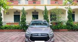 GIA ĐÌNH TÔI CẦN BÁN CHIẾC XE Ô TÔ TOYOTA INNOVA 2.0E MÀU XÁM VÀNG 2020