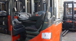 XE REACH TRUCK NGỒI LÁI 1.4 - 1.6 TẤN: GIẢI PHÁP TỐI ƯU CHO KHO HÀNG CAO TẦNG VÀ LỐI ĐI HẸP