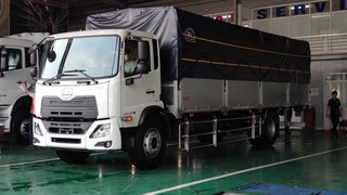 Xe tải thùng UD Trucks LKE 210 Thùng mui bạt 