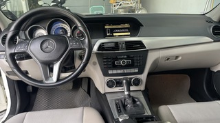 Mercedes C200. 2011. màu trắng. giá tốt 