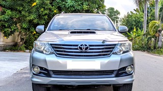 Bán xe Toyota Fortuner 2015 dầu, số sàn, màu bạc. 