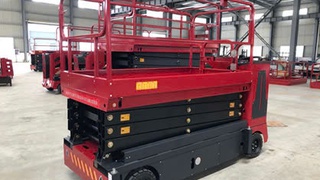 Thang nâng người bằng điện phục vụ khách hàng trên cao 