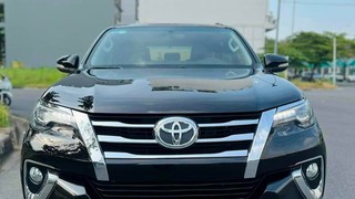 Bán xe Toyota Fortuner 2018, số tự động, máy xăng 2.7V 4x4, màu đen. 