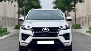 Bán xe Toyota Fortuner 2024, số tự động, máy xăng 2.7V, màu trắng. 