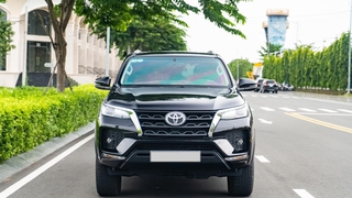 Bán xe Toyota Fortuner 2023, số tự động, máy dầu, màu đen. 