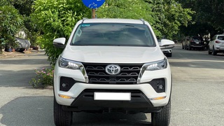 Bán xe Toyota Fortuner 2023, số tự động, máy dầu, màu trắng. 