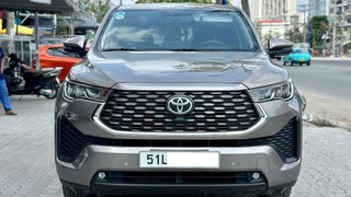 Bán xe Toyota innova Cross 2.0 CVT 2025 màu xám. 