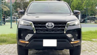Bán xe Toyota Fortuner 2022 2.4G 4x2 AT dầu, màu đen. 