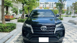Bán xe Toyota Fortuner 2022 2.4G 4x2 AT dầu, màu đen. 