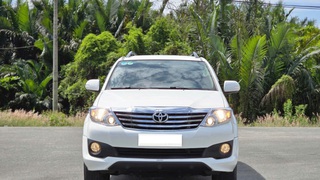 Bán xe Toyota Fortuner TRD 2015, số tự động, máy xăng 2.7V, màu trắng. 