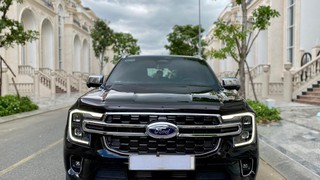 Bán xe Ford Everest Titanium 2.0L 4x4 AT 2023, màu đen. 
