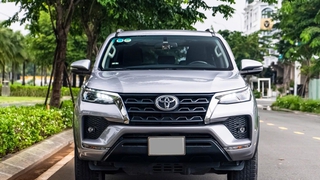 Bán xe Toyota Fortuner 2.4L 4x2 AT 2023, màu bạc. 