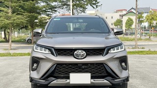 Bán xe Toyota Fortuner Legender 2.4L 4x2 AT 2025, màu đồng. 