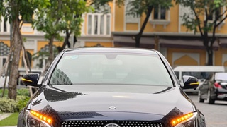 Bán xe Mercedes C200 2018, số tự động, màu xanh. 