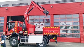 Cẩu gập thủy lực Fassi lắp trên xe tải 