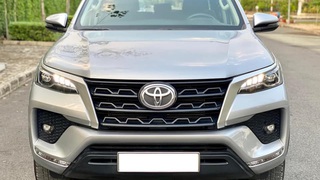 Bán xe Toyota Fortuner 2.4G 4x2 MT 2021, màu bạc. 