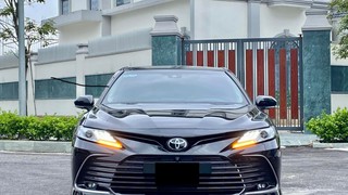 Bán xe Toyota Camry 2.5Q 2022, màu đen. 