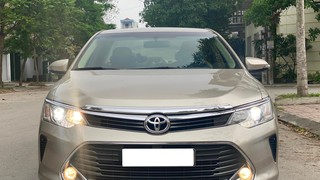 Bán xe Toyota Camry 2.0E 2017, màu vàng cát. 