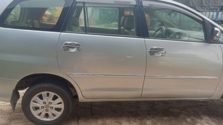 Toyota Innova, sản xuất năm 2010, màu vàng sang trọng, phù hợp cho gia đình.