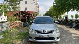 Tôi cần bán chiếc xe ô tô Toyota Innova 2.0E màu bạc 