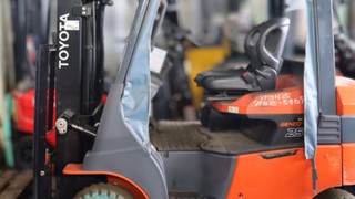 Vì Sao Xe Nâng Điện Reach Truck Là Lựa Chọn Tối Ưu Cho Kho Đông Lạnh 