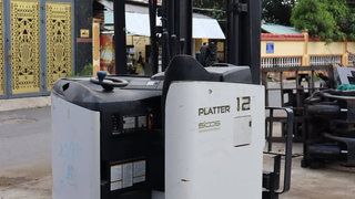 Thay bánh PU xe nâng điện đứng lái giá tốt tại Bình Dương. 
