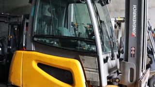 Thay bánh PU xe nâng điện đứng lái giá tốt tại Bình Dương. 