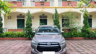 Gia đình tôi cần bán chiếc xe ô tô Toyota Innova 2.0E màu xám vàng 2020 