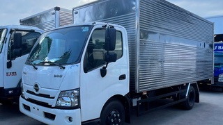 Xe tải Hino XZU720L Thùng Kín có sẵn giao ngay 