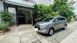 Tôi cần bán chiếc xe ô tô Toyota Innova 2.0E 2020 màu vàng đồng 