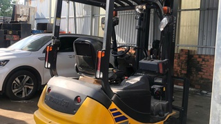 Xe nâng kẹp cuộn giấy   xe nâng kẹp tròn ứng dụng trong ngành công nghiệp 