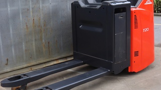 Xe nâng điện Toyota có thể làm việc liên tục bao lâu trong một lần sạc 