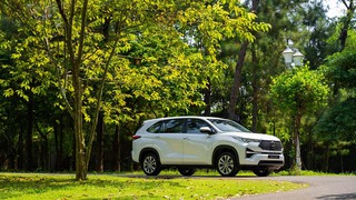Bán xe TOYOTA INNOVA CROSS HYBRID xe sản xuất năm 2025, màu trắng ngọc trai, mới chạy lướt...