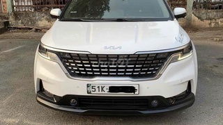 Kia Carnival màu trắng, xe gia đình 8 chỗ rộng rãi, phù hợp gia đình. 