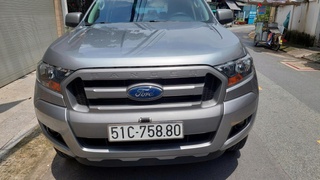Cần bán Ford Ranger XLS AT 2016 màu bạc, số tự động, một cầu, xe gia đình đang...