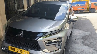 Xe em Mitsubishi Xpander đời 2025, màu xám, biển vàng. Xe đã chạy gần 45.000 km. 