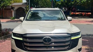 Land Cruiser LC300 sản xuất 2021. Giá chỉ loanh quanh 4 đồng. 