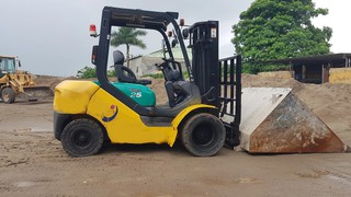Xe nâng komatsu 2,5 tấn càng gật gù 