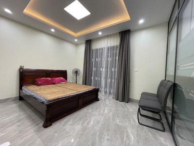 Nhà mình có căn nhà 4 tầng cần cho thuê làm văn phòng ở khu biệt thự liền kề thuộc dự án erowindow 3